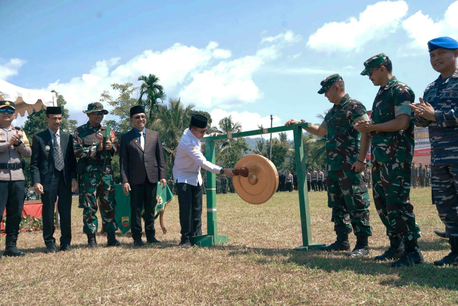 Pembukaan TMMD ke-125 Solsel dutandai dengan pemukumlah Gong